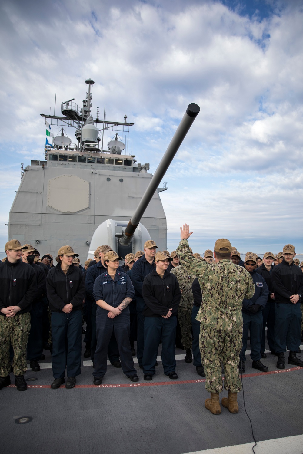 CNP Visits USS Gettysburg (CG 64) in Norfolk