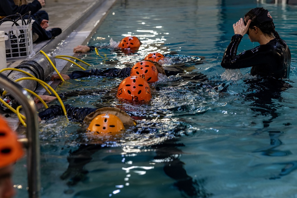 26th MEU Marines and Sailors complete underwater egress training