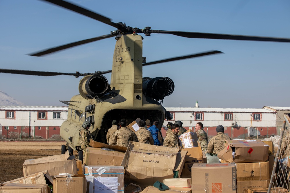 U.S. CH-47F Chinook delivers humanitarian aid supplies to Elbistan, Turkiye