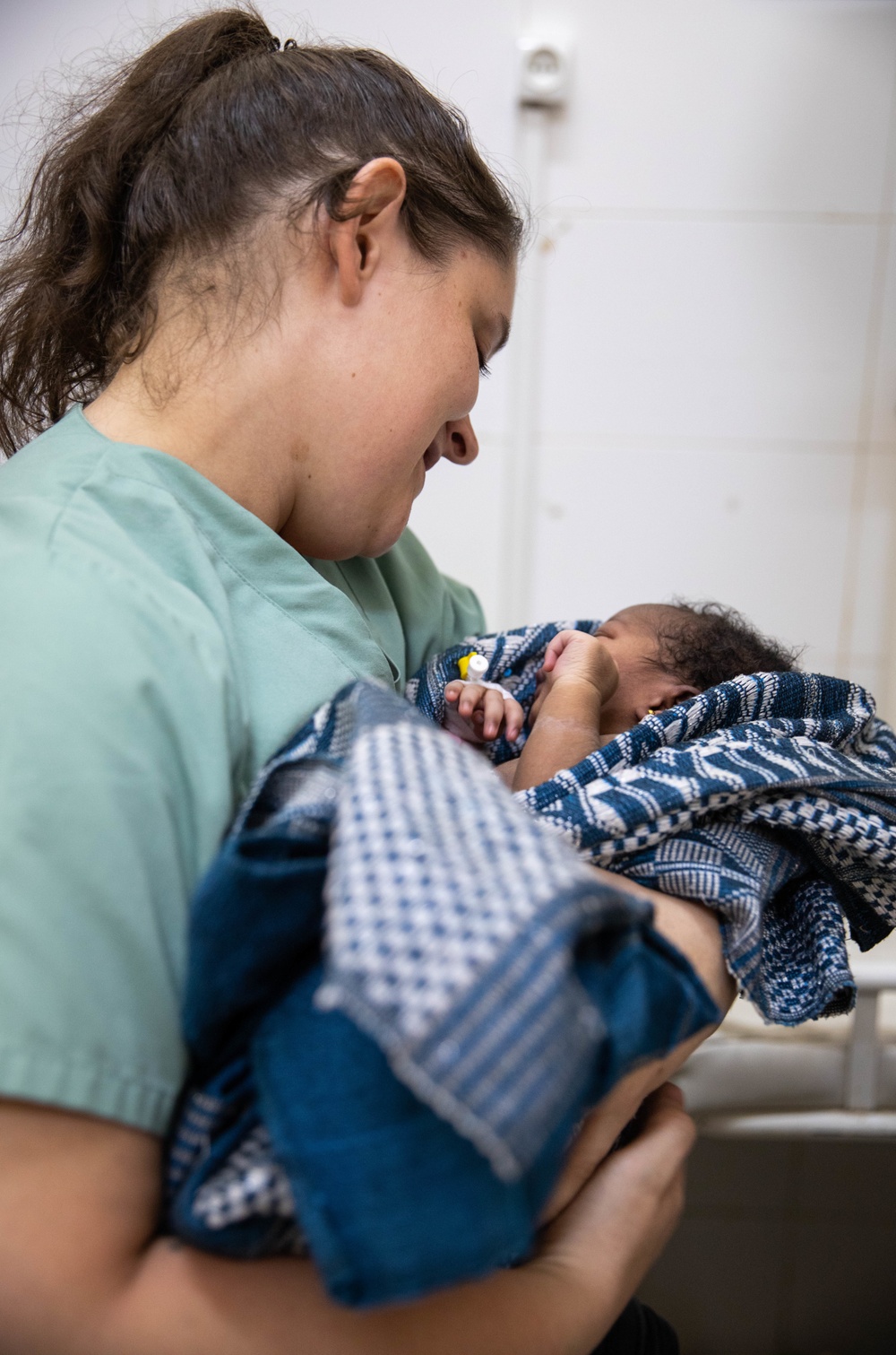 MEDREX Senegal - Labor Doula soothes a newborn