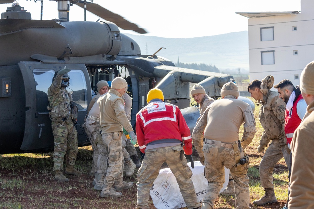 U.S. UH-60M Blackhawk delivers humanitarian aid supplies to Pazarcik, Turkiye