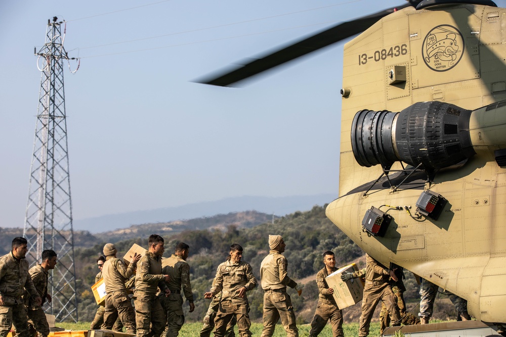 U.S. CH-47F Chinook delivers humanitarian aid supplies to Define, Turkiye