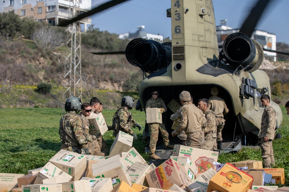 U.S. CH-47F Chinook delivers humanitarian aid supplies to Define, Turkiye