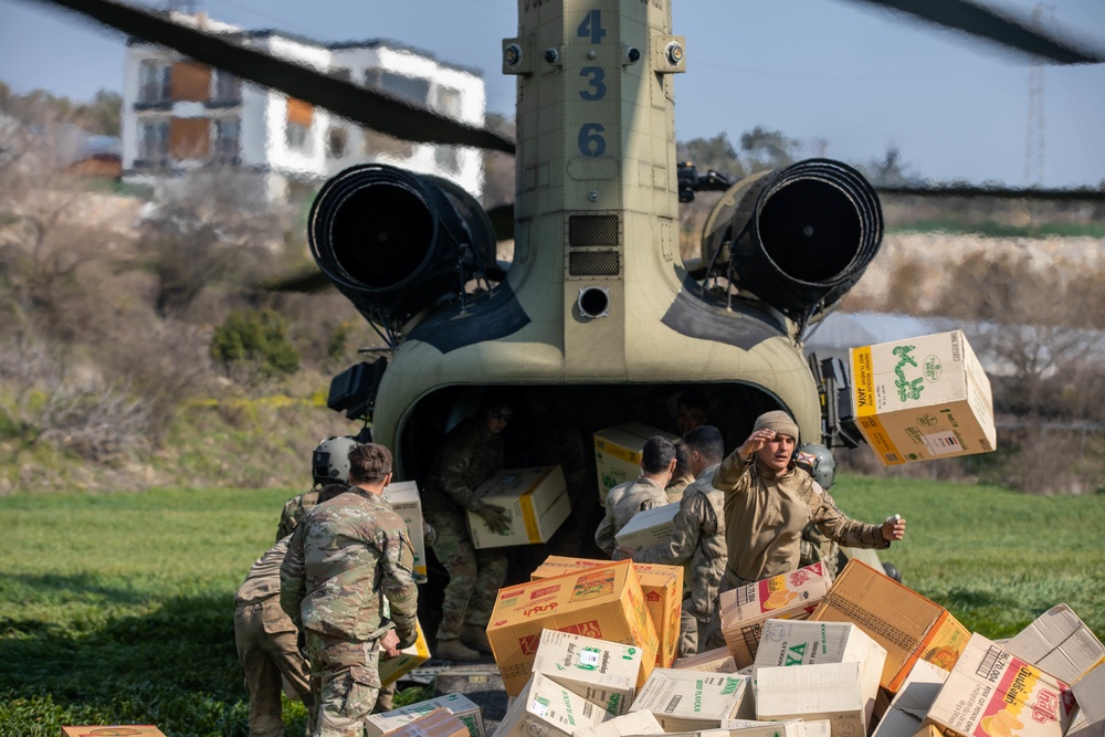 U.S. CH-47F Chinook delivers humanitarian aid supplies to Define, Turkiye