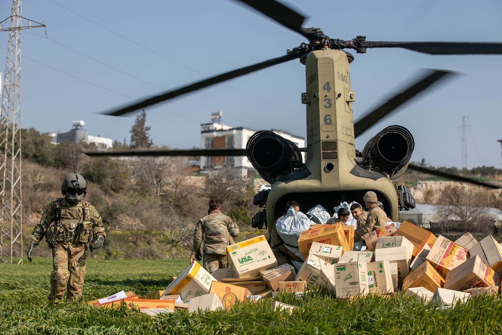 U.S. CH-47F Chinook delivers humanitarian aid supplies to Define, Turkiye