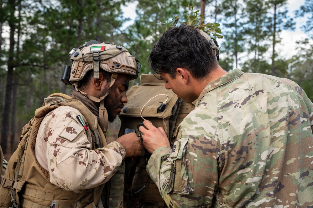 DVIDS - Images - UAE and U.S. troops install MILES gear [Image 1 of 4]