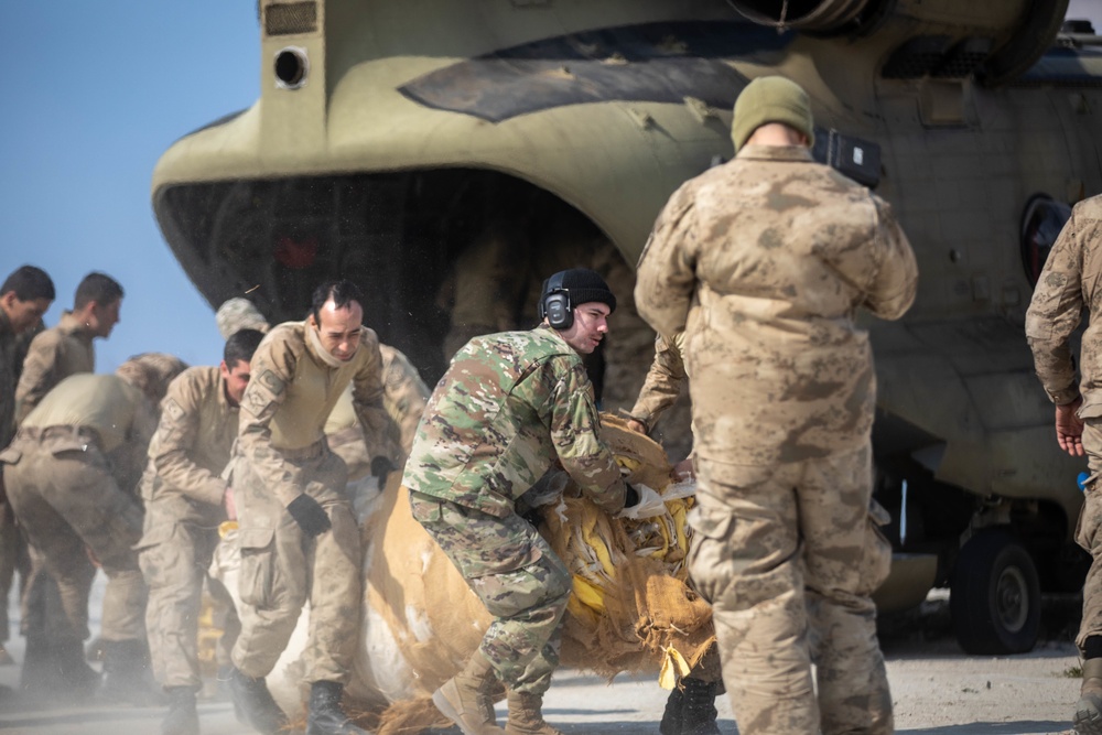 U.S. CH-47F Chinook delivers humanitarian aid supplies to Samandağ, Turkiye