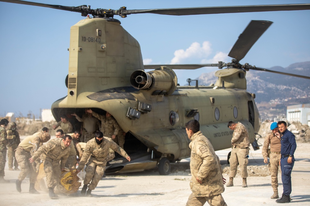 U.S. CH-47F Chinook delivers humanitarian aid supplies to Samandağ, Turkiye