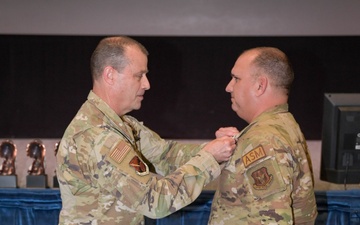 908th Airlift Wing maintainer honored for heroism