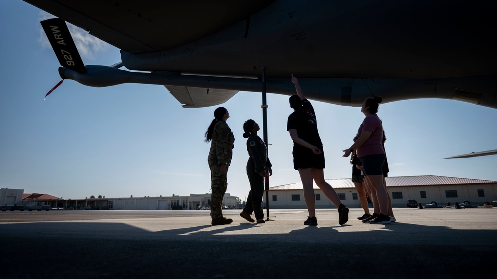 Women in Aviation - experienced and aspiring aviators meet with servicemembers