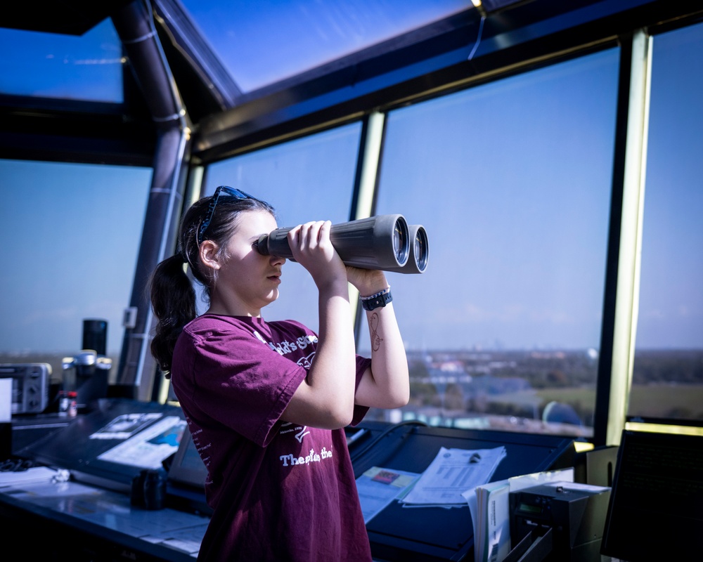 Women in Aviation - experienced and aspiring aviators meet with servicemembers