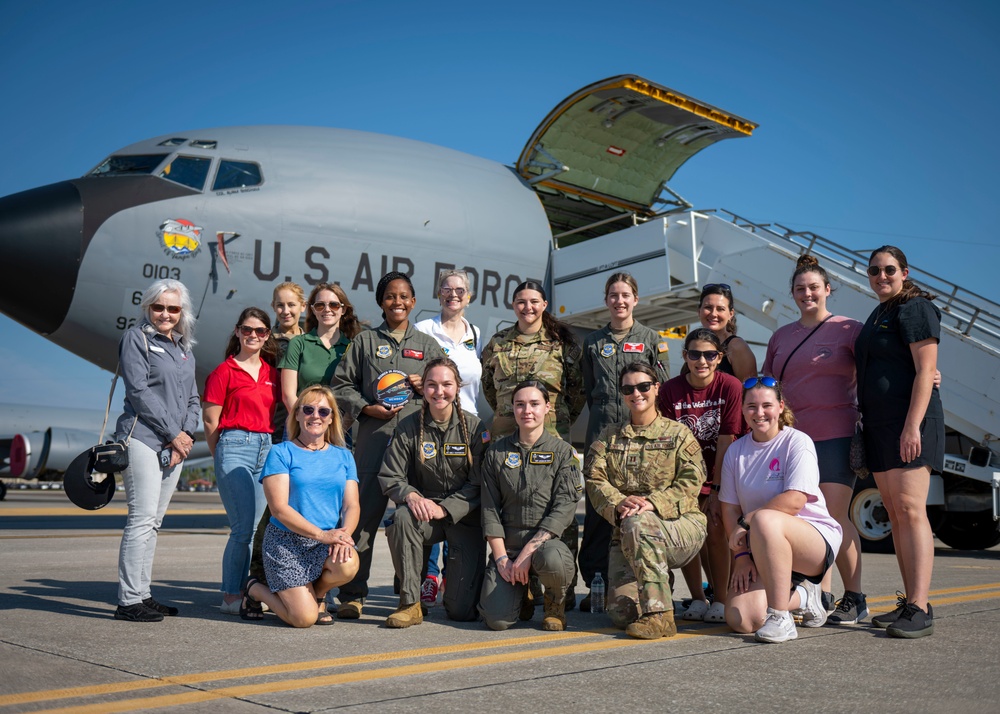 Women in Aviation - experienced and aspiring aviators meet with servicemembers