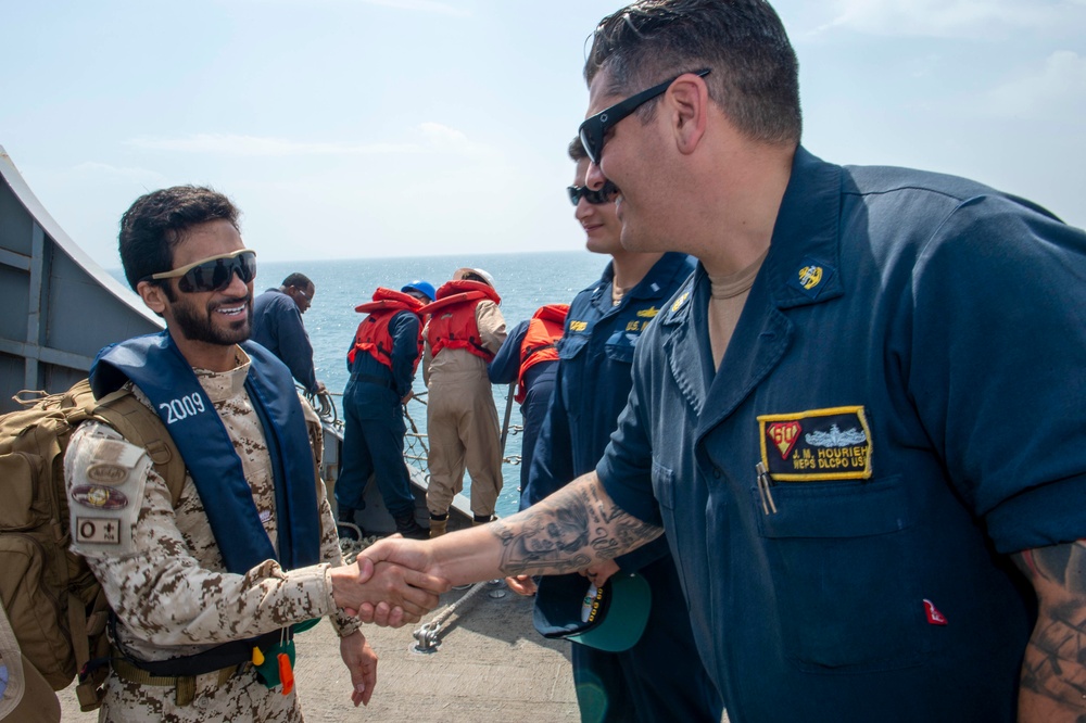 Bahrain Service Members visit USS Paul Hamilton