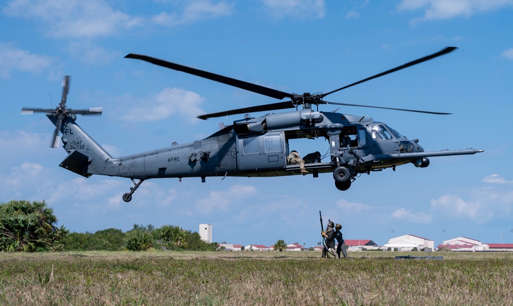 DVIDS - Images - 301st RQS sling load training [Image 1 of 5]