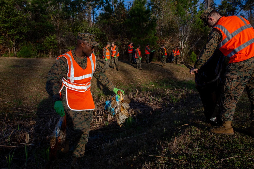 H&amp;S Battalion conducts a base clean-up on MCB Camp Lejeune