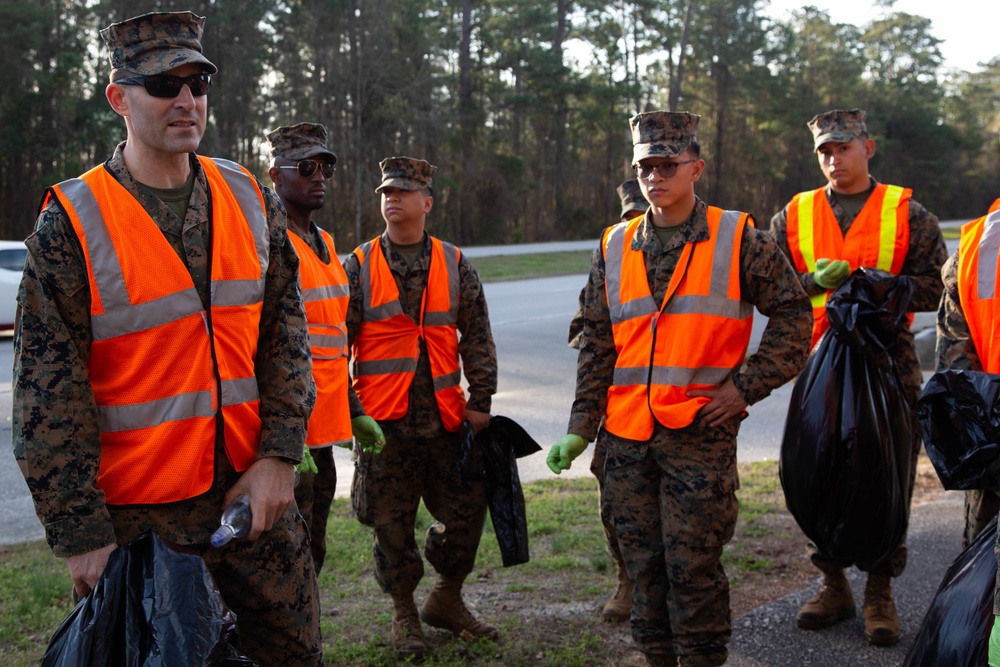 H&amp;S Battalion conducts a base clean-up on MCB Camp Lejeune