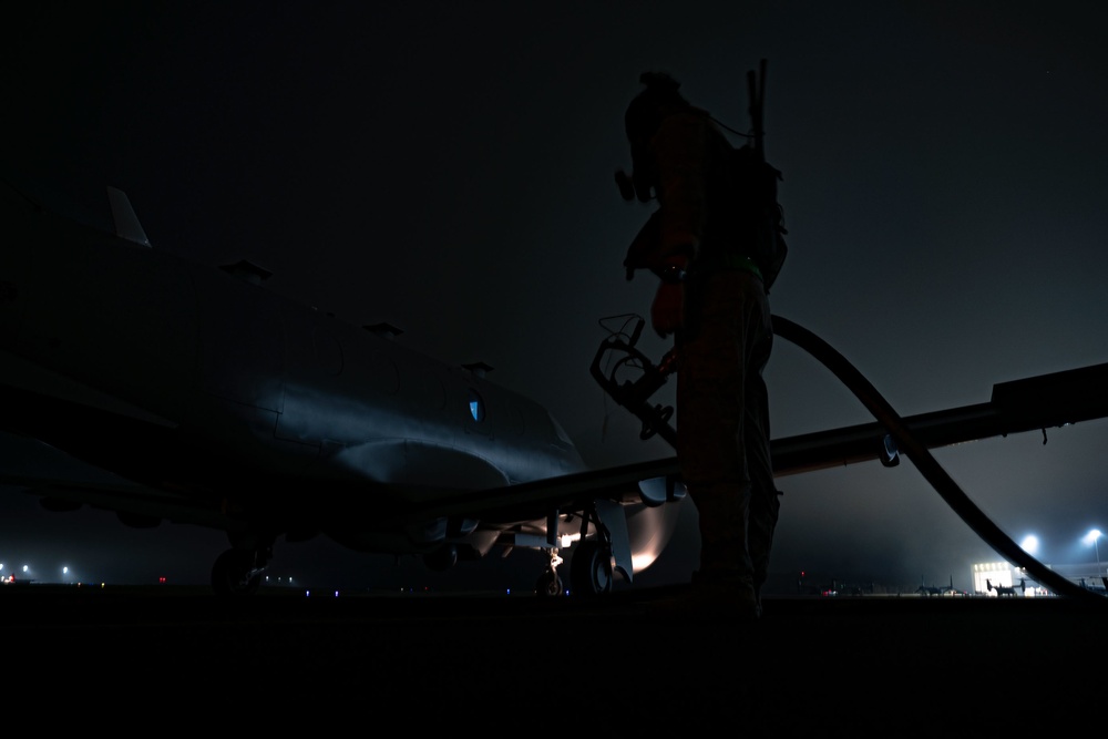 Crews perform hot refuel exercise on U-28A Draco