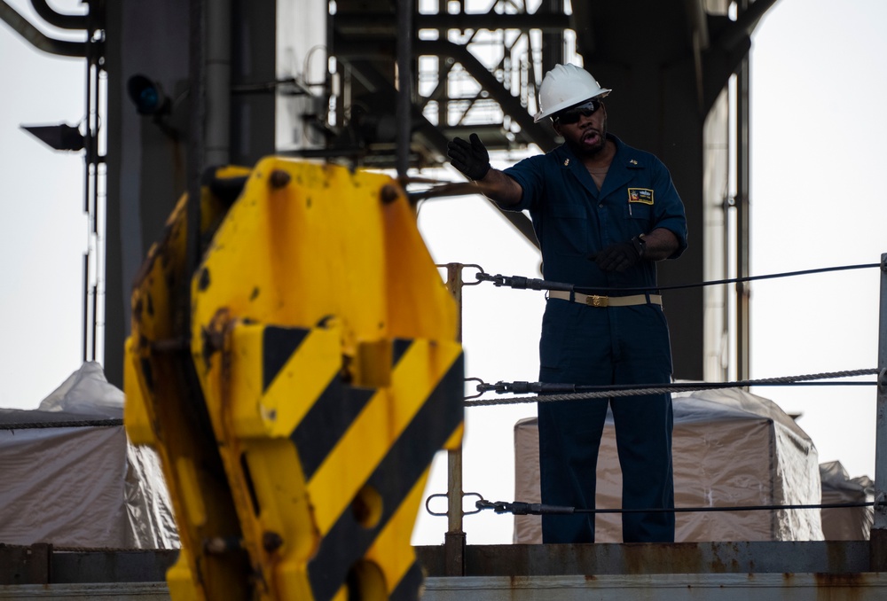 USS Hershel &quot;Woody&quot; Williams delivers supplies to Mersin, Türkiye