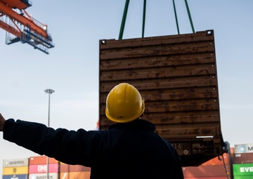 USS Hershel "Woody" Williams delivers supplies to Mersin, Türkiye