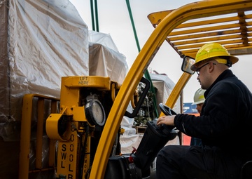 USS Hershel "Woody" Williams delivers supplies to Mersin, Türkiye