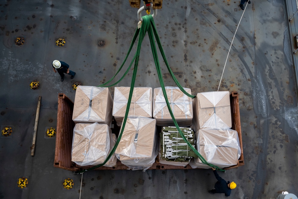 USS Hershel &quot;Woody&quot; Williams delivers supplies to Mersin, Türkiye