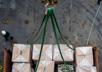 USS Hershel "Woody" Williams delivers supplies to Mersin, Türkiye