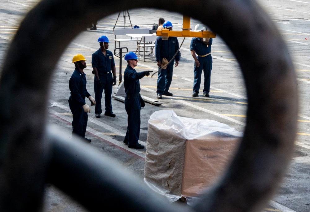 USS Hershel &quot;Woody&quot; Williams delivers supplies to Mersin, Türkiye