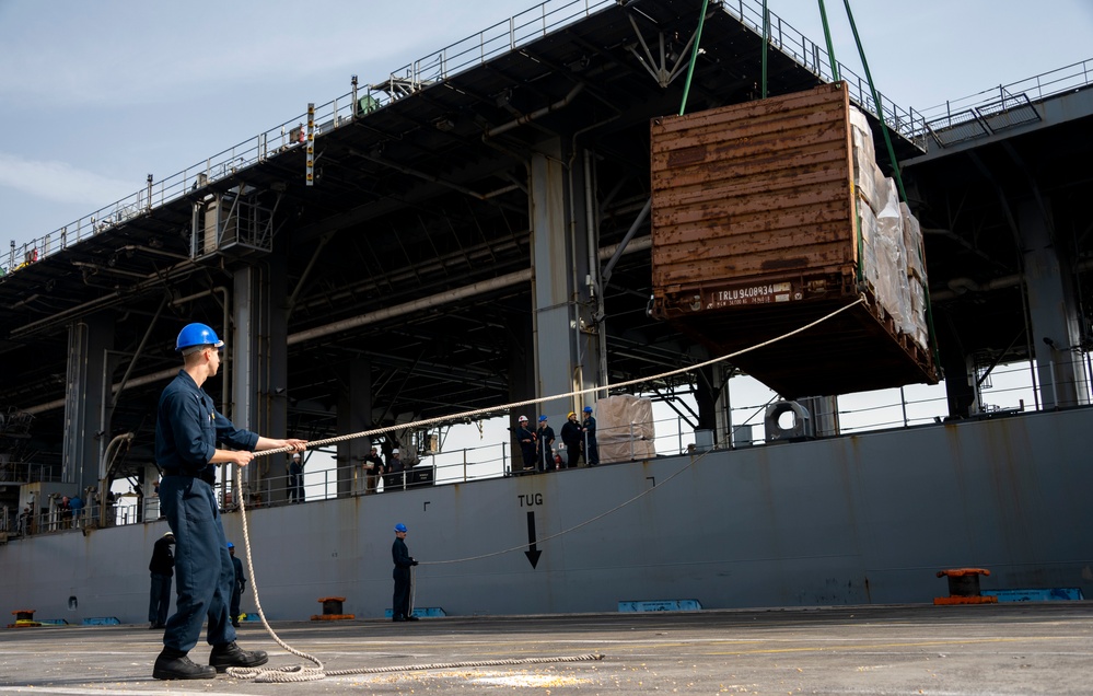 USS Hershel &quot;Woody&quot; Williams delivers supplies to Mersin, Türkiye
