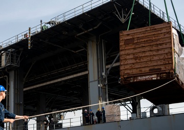 USS Hershel "Woody" Williams delivers supplies to Mersin, Türkiye