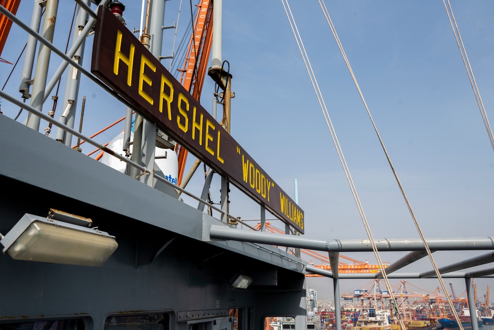 USS Hershel &quot;Woody&quot; Williams delivers supplies to Mersin, Türkiye