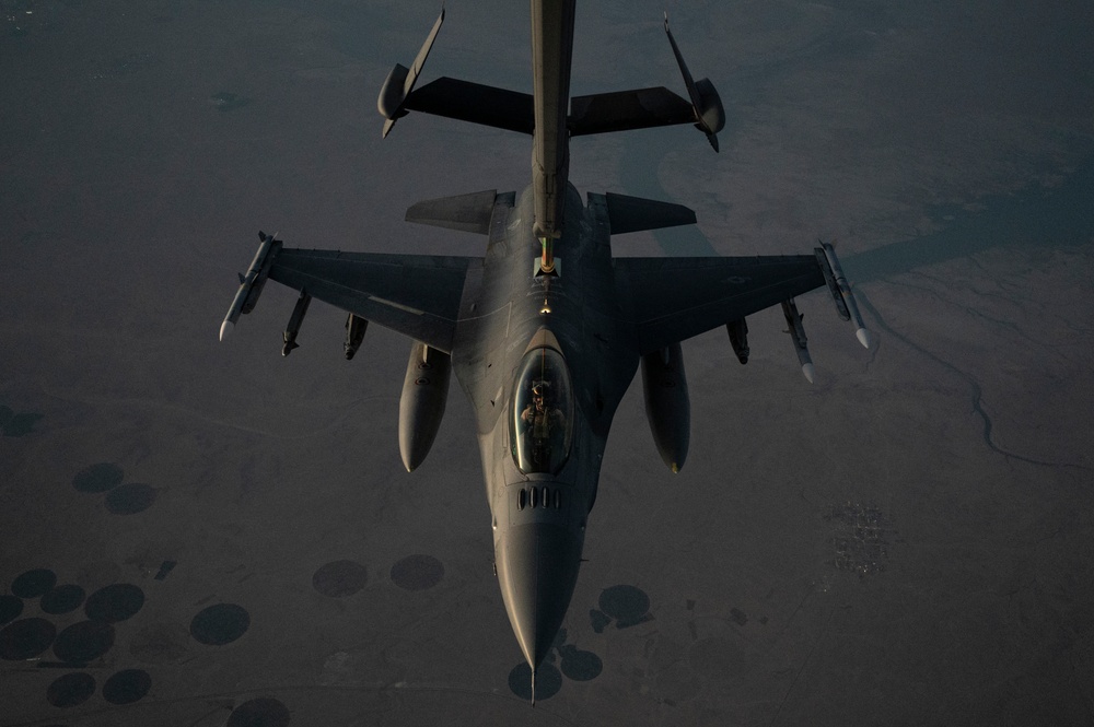 U.S., Dutch Exchange pilots fly presence patrol in support of OIR