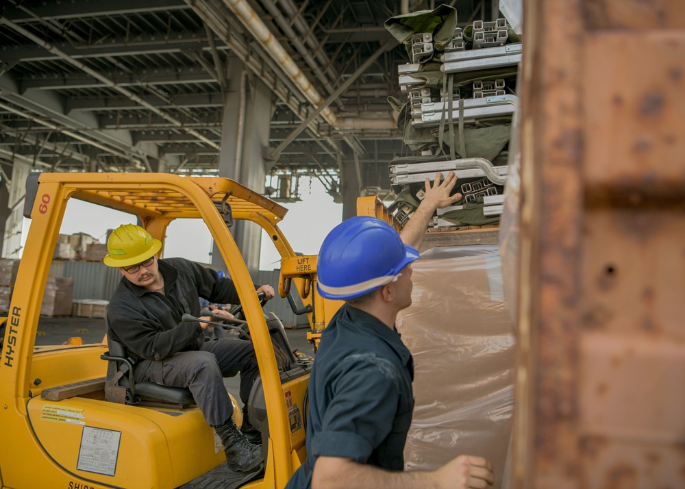 USS Hershel ‘Woody’ Williams drops off humanitarian aid in Türkiye