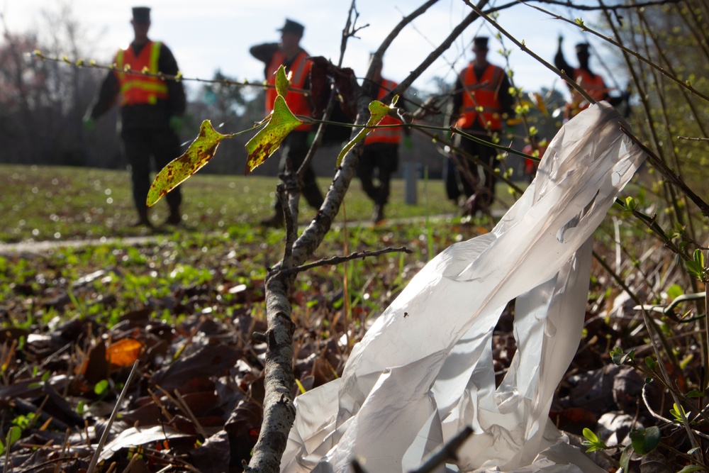 H&amp;S Battalion conducts a base clean-up on MCB Camp Lejeune