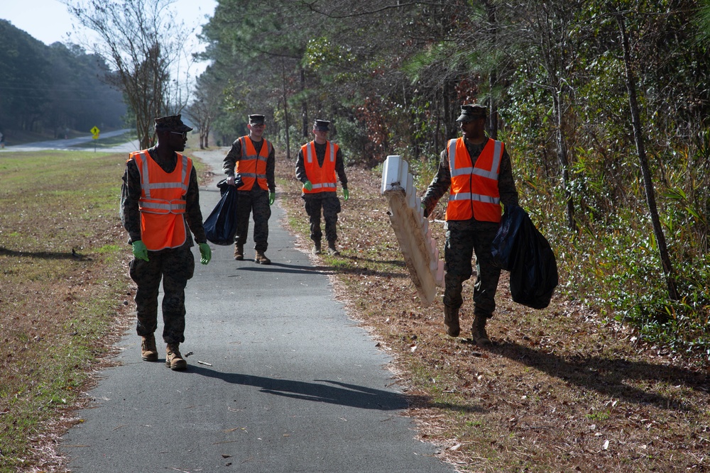 H&amp;S Battalion conducts a base clean-up on MCB Camp Lejeune