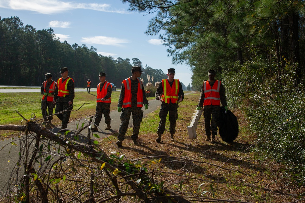 H&amp;S Battalion conducts a base clean-up on MCB Camp Lejeune