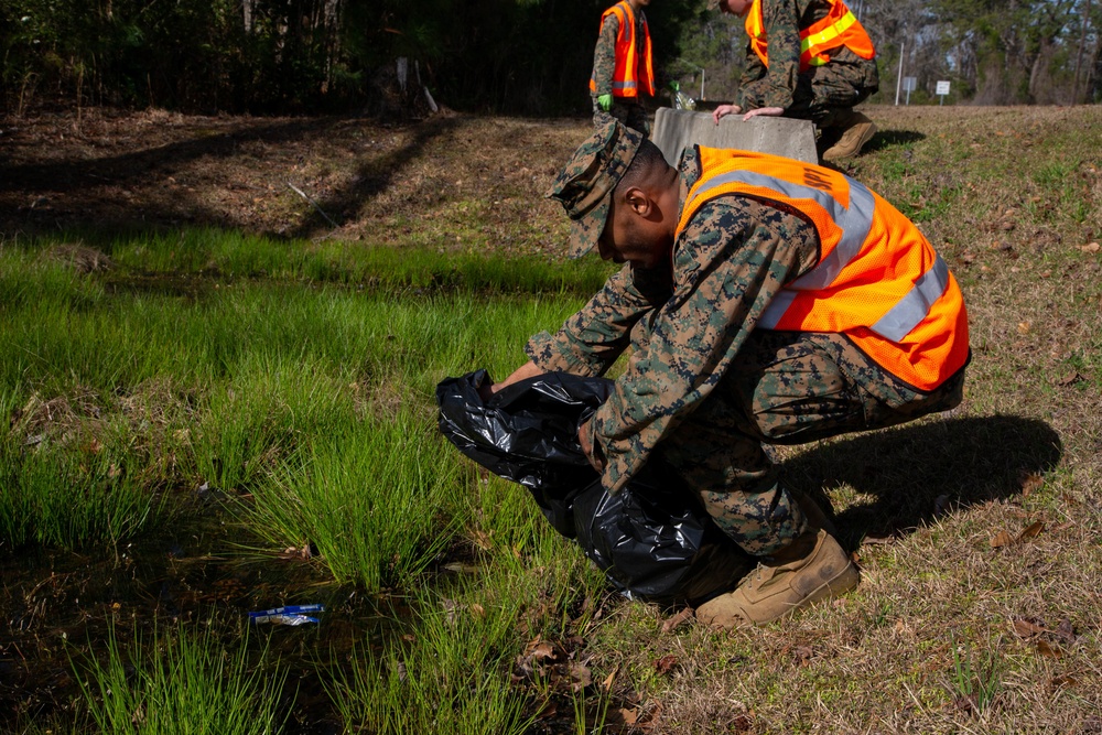 H&amp;S Battalion conducts a base clean-up on MCB Camp Lejeune