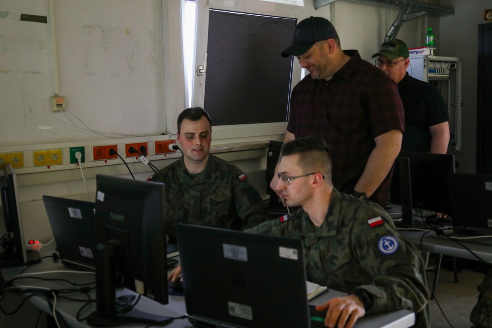 JMSC Simulations Facilitator Assists Polish soldiers During JCATS Training