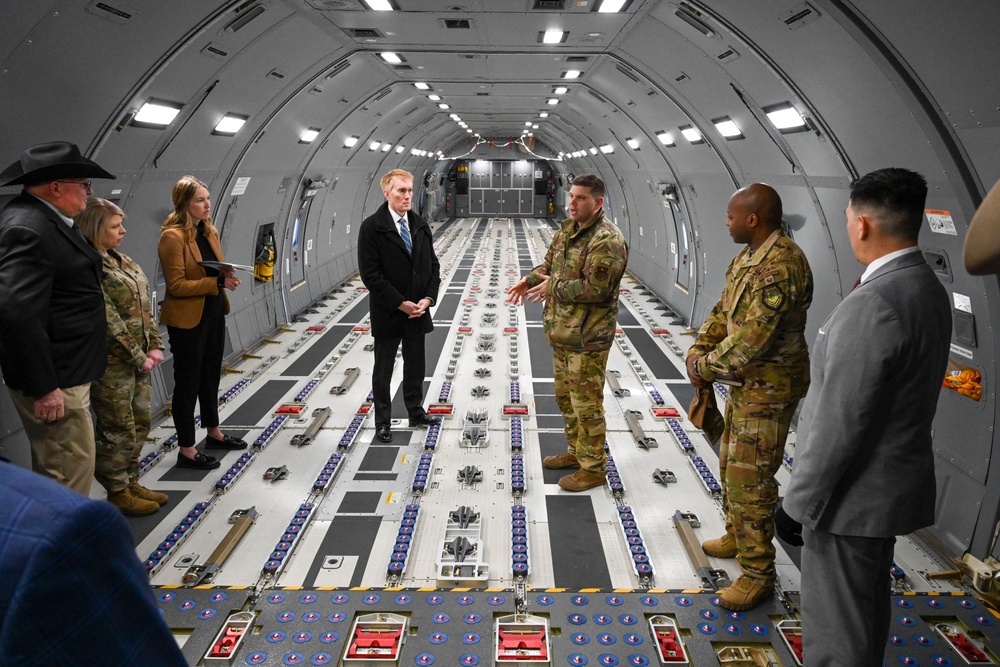 97 AMW welcomes U.S. Sen. Lankford to AAFB