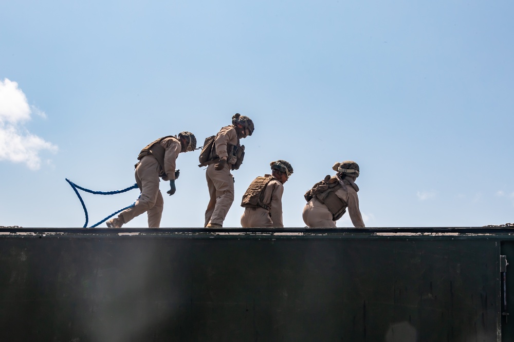 Lift Off! | 3rd LSB and 3rd Maintenance Battalion Marines Conduct Helicopter Support Team Operations