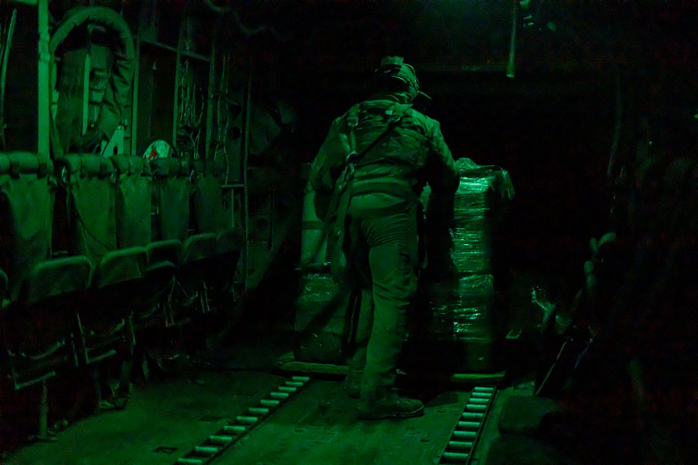 2nd Battalion, 7th Marine Regiment and HMH-466 Marines conduct a resupply flight during MWX