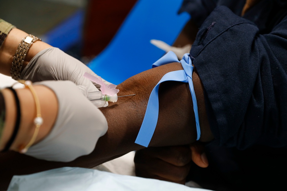 USS Abraham Lincoln holds a blood drive