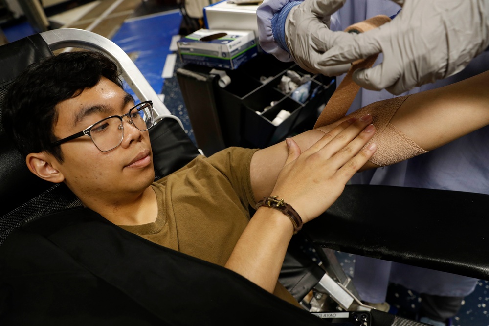 USS Abraham Lincoln holds a blood drive