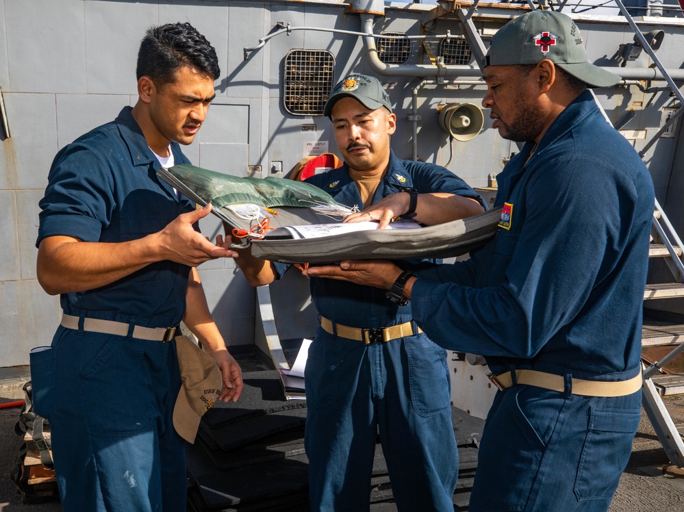 USS Benfold Conducts Medical training while Underway