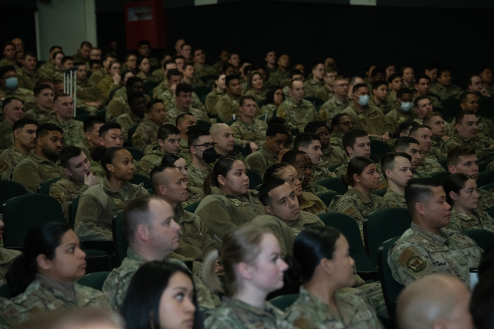 18th Air Force Command Chief visits Travis