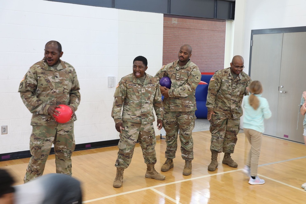 Non-Commissioned Officers Celebrate Young Students