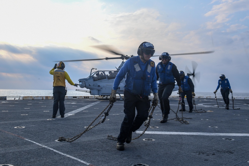 USS Green Bay (LPD 20) Conducts VBSS Drill with JMSDF