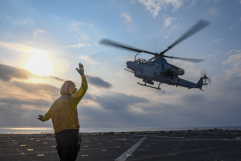 USS Green Bay (LPD 20) Conducts VBSS Drill with JMSDF