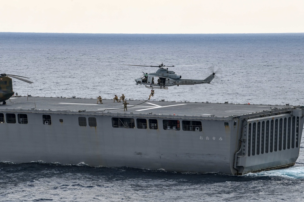 USS Green Bay (LPD 20) Conducts VBSS Drill with JMSDF