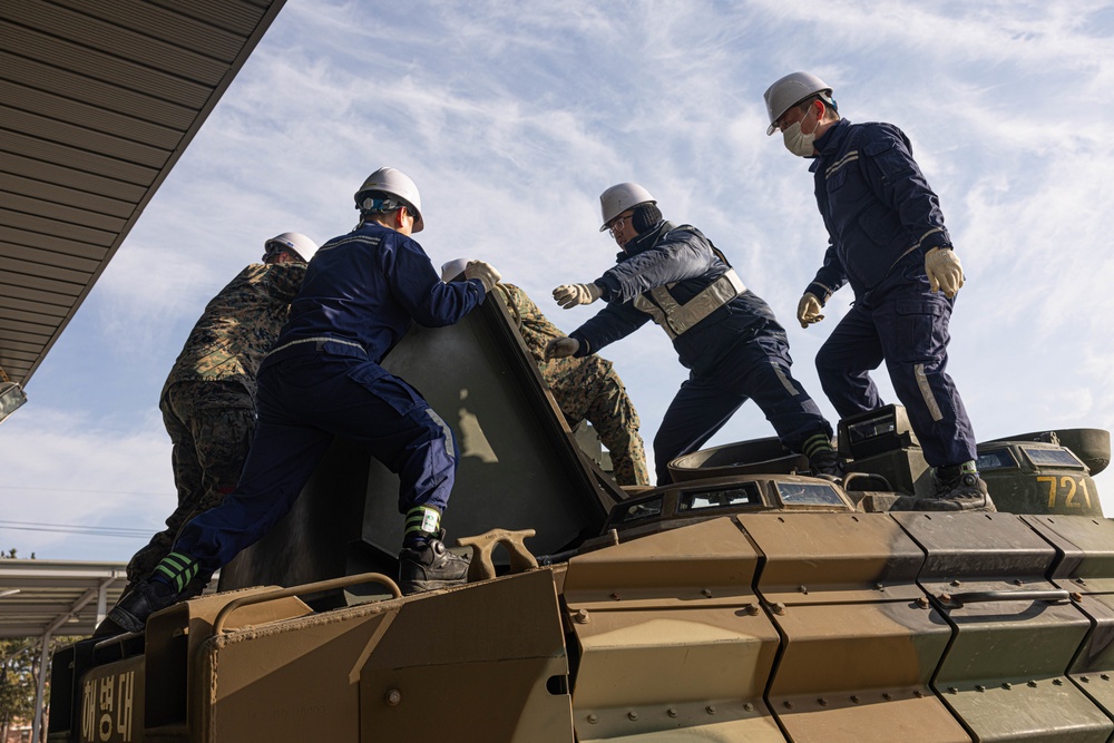 U.S. Marines with 3rd Maintenance Battalion conduct a subject matter expert exchange with Republic of Korea Marines during Korean Marine Exercise Program