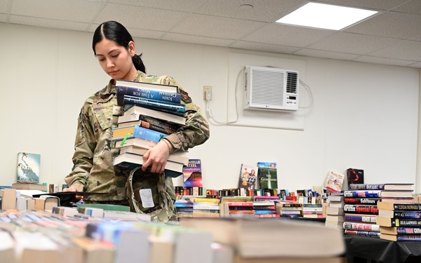 433rd AW hosts &quot;Pop Up Book Store&quot;